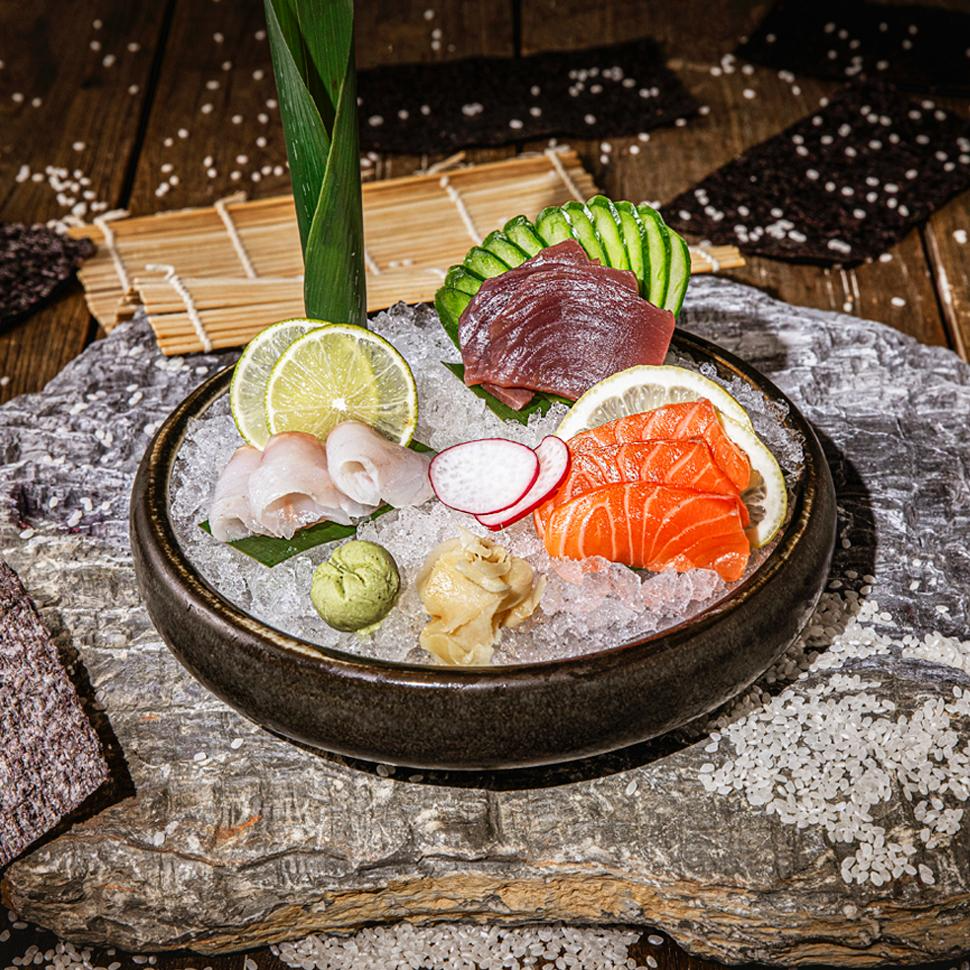 Блюдо с ассорти суши