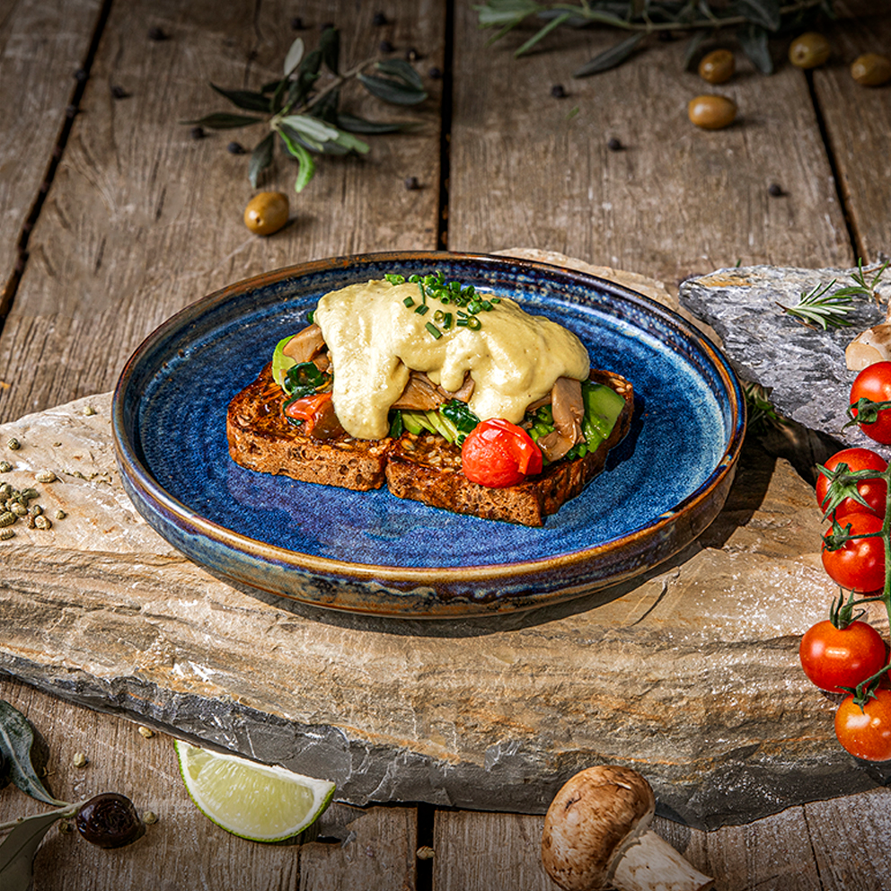 Glutensiz Ekmek Üzerinde Vegan Benedict